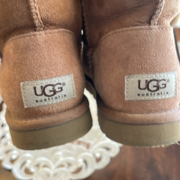 Uggs like new worn a few times - Picture 2 of 6